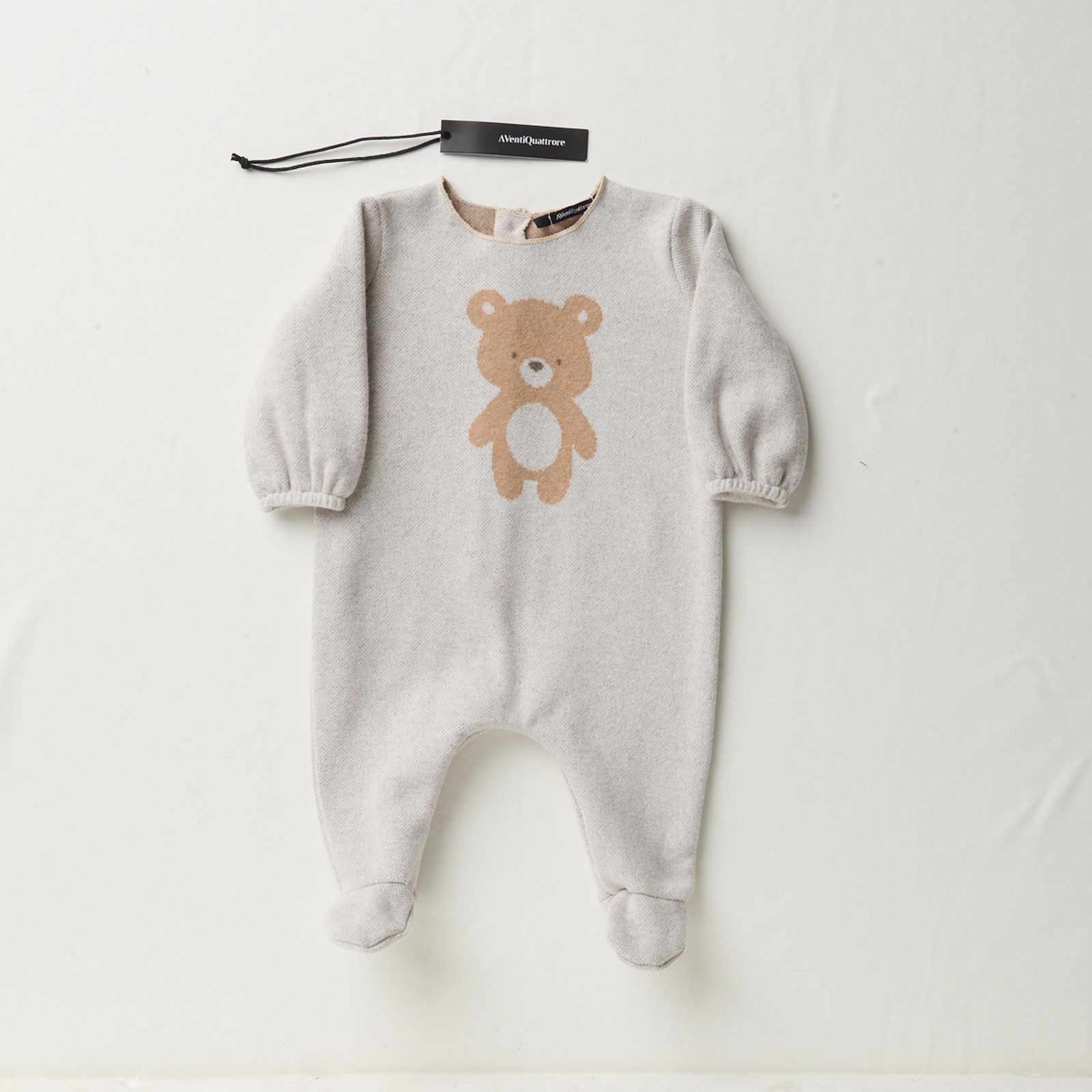 Tutina aperta dietro con piede Orsetto per coccole e comfort nel design Made in Italy