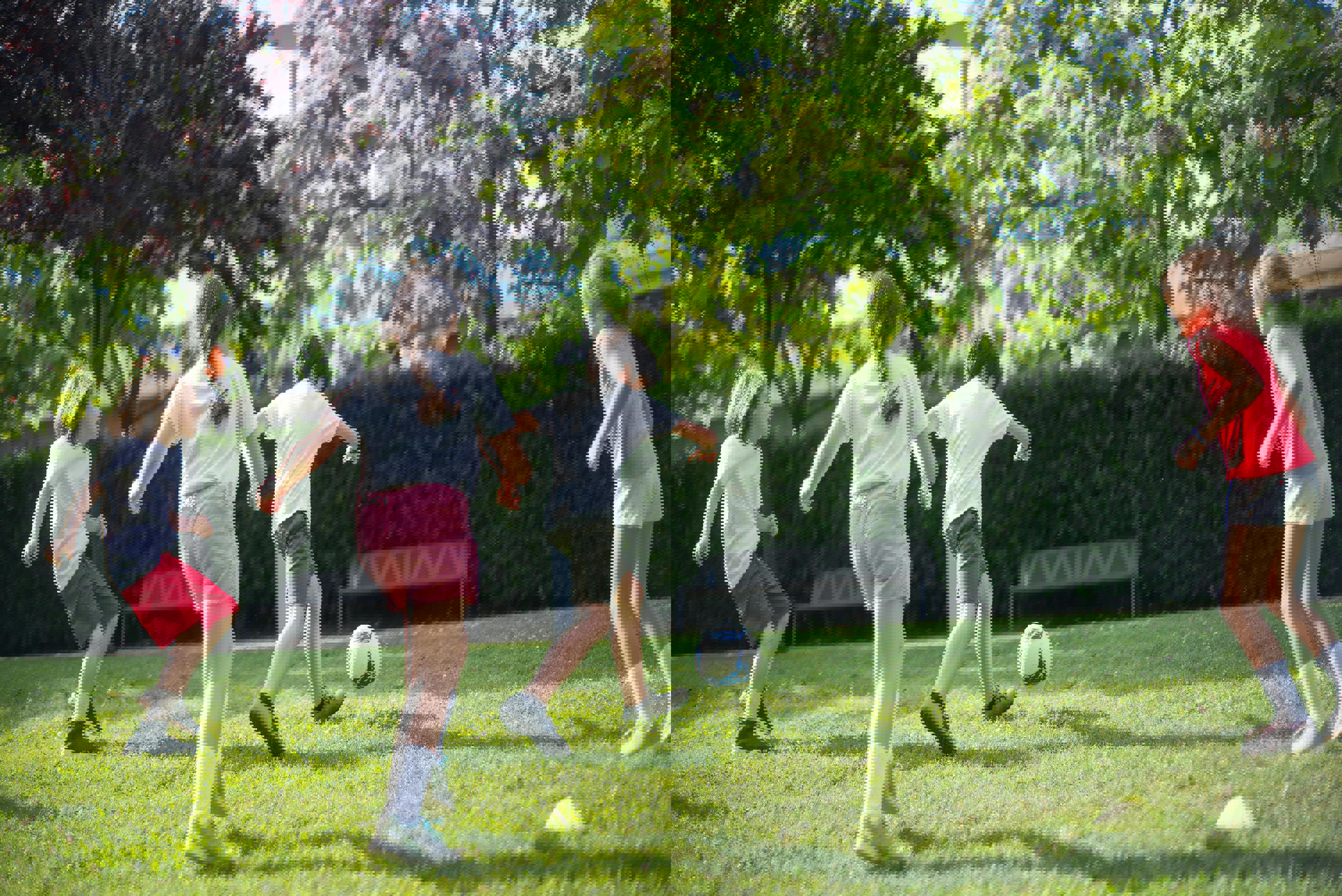 Vestire i bambini con amore: i materiali giusti per ogni età e stagione